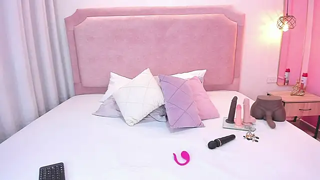 Snapshot of sophiawhite__ chatting on 03/19/25, 01:18 sophiawhite   online show from 03/19/25, 01:18