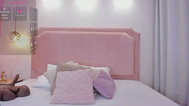 Snapshot of sophiawhite__ chatting on 09/30/25, 02:00 sophiawhite   online show from 09/30/25, 02:00