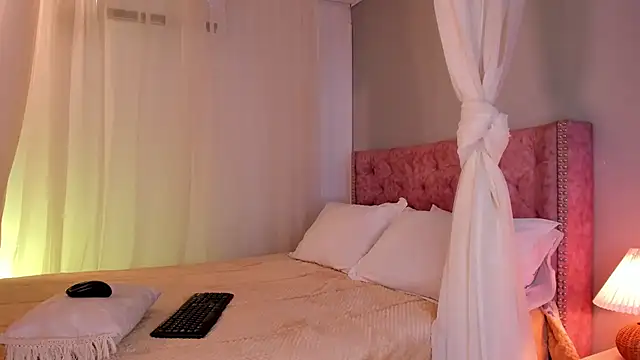 Lia Sweett  online show from 01/16/25, 02:41