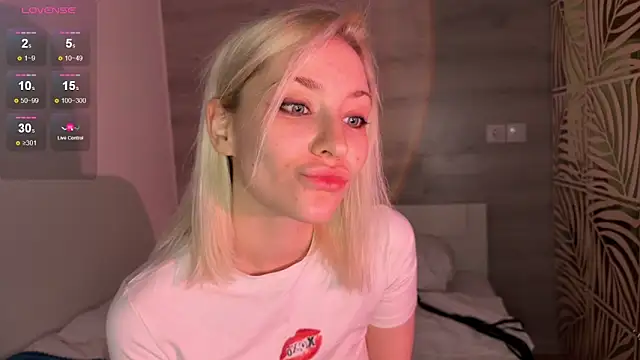 Snapshot of alexa_novak chatting on 11/17/25, 02:50 alexa novak online show from 11/17/25, 02:50