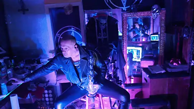 Snapshot of BULGEDEMON chatting on 11/18/25, 05:17 BULGEDEMON online show from 11/18/25, 05:17