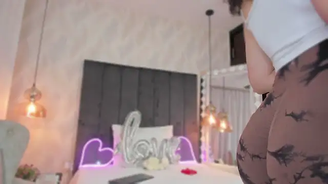 Snapshot of SHARONN____ chatting on 02/14/25, 03:33 SHARONN online show from 02/14/25, 03:33