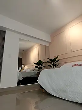 Snapshot of SHARONN____ chatting on 10/14/25, 04:24 SHARONN online show from 10/14/25, 04:24