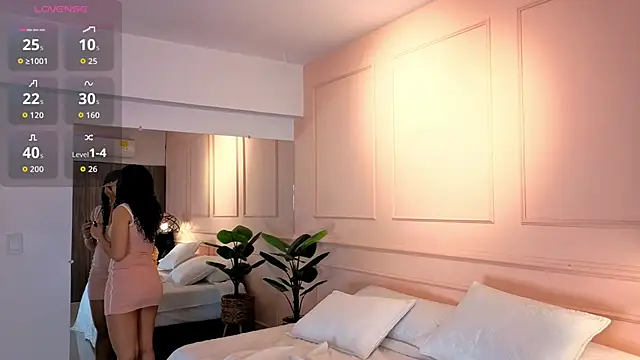 Snapshot of SHARONN____ chatting on 10/15/25, 04:12 SHARONN online show from 10/15/25, 04:12