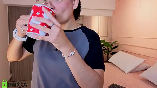 Snapshot of SHARONN____ chatting on 11/21/25, 03:49 SHARONN online show from 11/21/25, 03:49