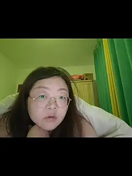 Snapshot of Weiwei5200 chatting on 11/17/25, 09:37 Weiwei5200 online show from 11/17/25, 09:37