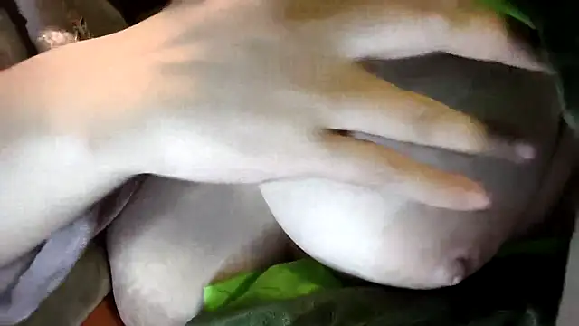 Snapshot of Weiwei5200 chatting on 12/13/25, 09:42 Weiwei5200 online show from 12/13/25, 09:42