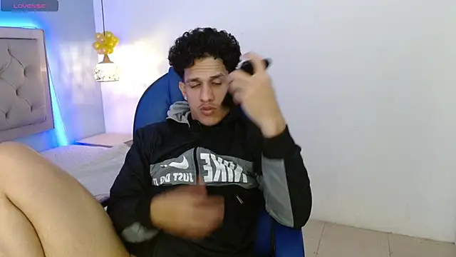 Snapshot of Jheidertwink chatting on 02/14/25, 06:45 Jheidertwink online show from 02/14/25, 06:45