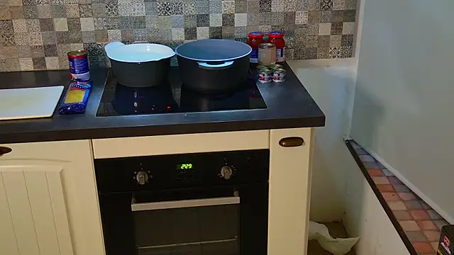 Snapshot of Aleniia10 chatting on 02/05/26, 04:44 Aleniia10 online show from 02/05/26, 04:44