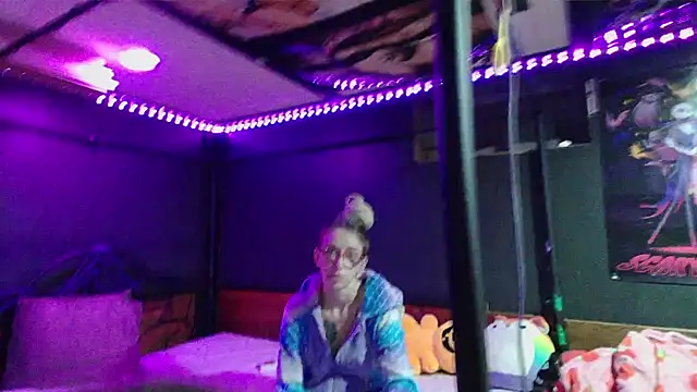 Snapshot of Stonermama666420 chatting on 12/14/25, 04:18 Stonermama666420 online show from 12/14/25, 04:18