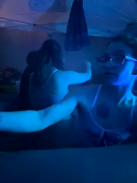 Snapshot of Stonermama666420 chatting on 12/15/25, 04:39 Stonermama666420 online show from 12/15/25, 04:39