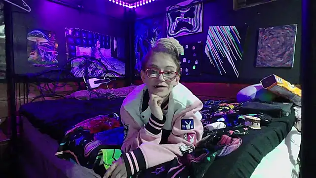 Snapshot of Stonermama666420 chatting on 12/23/25, 06:11 Stonermama666420 online show from 12/23/25, 06:11