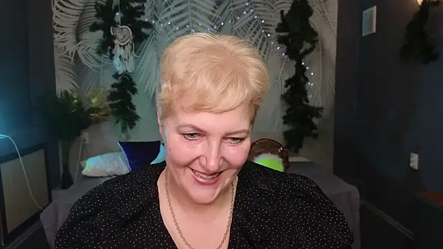 Sandra Snow online show from 01/18/25, 02:23