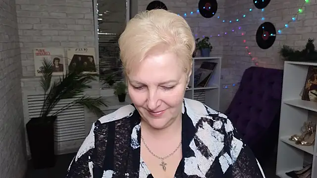 Sandra Snow online show from 01/28/25, 02:31