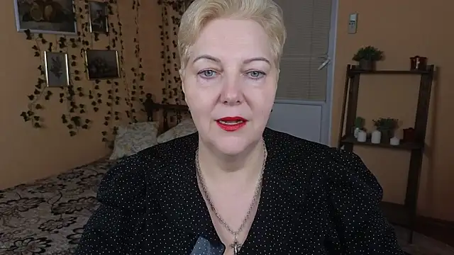 Sandra Snow online show from 02/11/25, 03:18