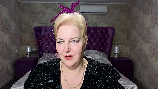 Sandra Snow online show from 02/12/25, 02:10