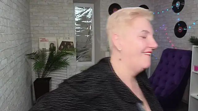 Sandra Snow online show from 02/20/25, 04:25