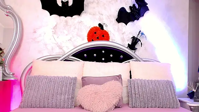 Snapshot of EuphoriaElle chatting on 10/15/25, 07:03 EuphoriaElle online show from 10/15/25, 07:03