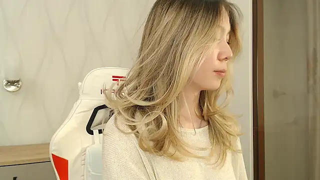 Snapshot of Babby_Rabbit chatting on 10/15/25, 04:51 Babby Rabbit online show from 10/15/25, 04:51