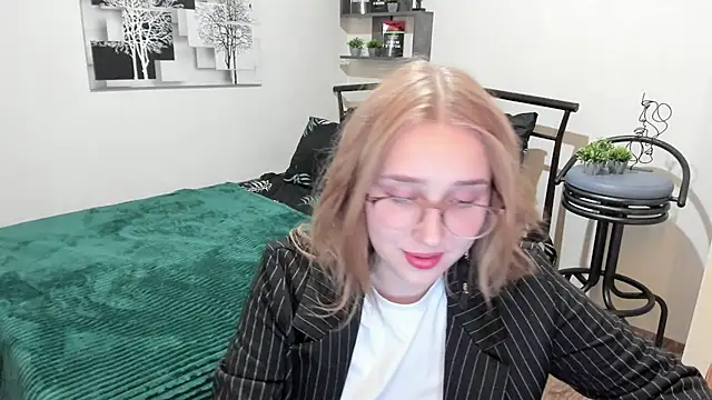 LinaTruly online show from 01/24/25, 11:56