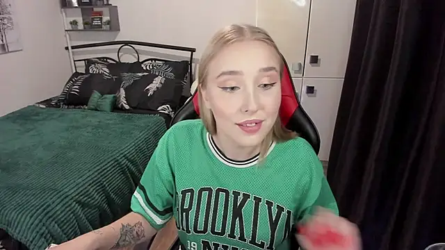 LinaTruly online show from 09/15/25, 09:37