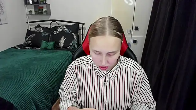 LinaTruly online show from 09/24/25, 08:45