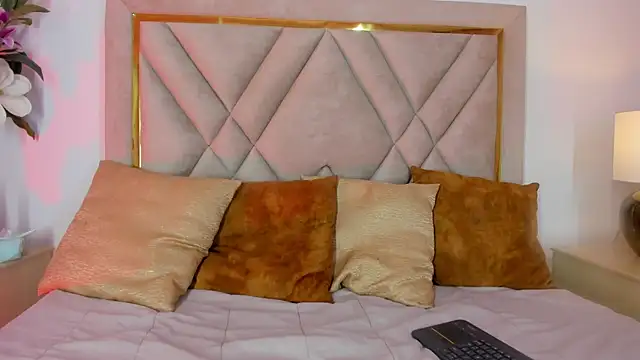 Snapshot of chloe_wilson7 chatting on 11/18/25, 02:17 chloe wilson7 online show from 11/18/25, 02:17