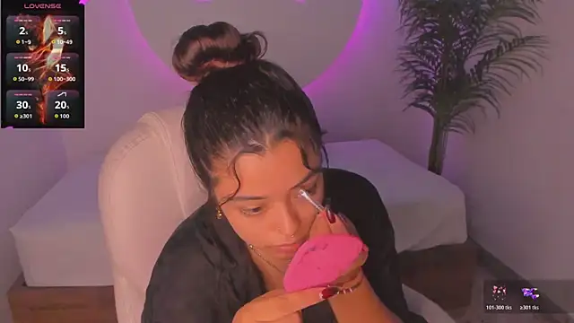 Ariana Pierce online show from 11/04/25, 12:26