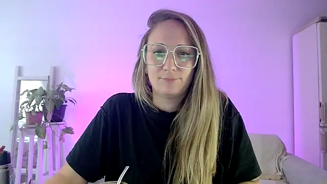 Snapshot of CabledHeredity chatting on 02/14/25, 09:21 CabledHeredity online show from 02/14/25, 09:21