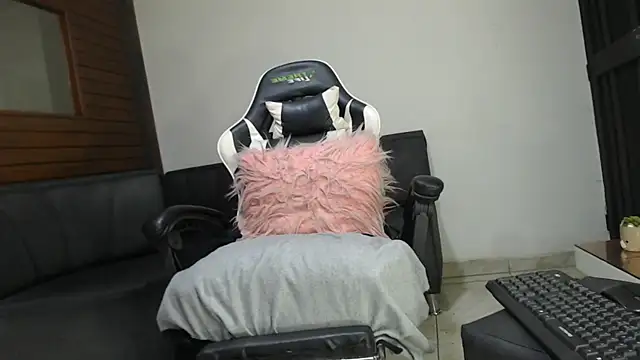 Snapshot of BBC-XXL chatting on 12/13/24, 07:47 BBC-XXL online show from 12/13/24, 07:47