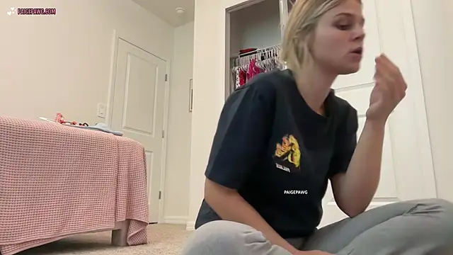 Snapshot of PaigePawg chatting on 11/01/25, 04:53 PaigePawg online show from 11/01/25, 04:53