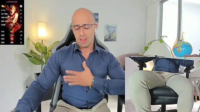 Snapshot of ryan_master_ chatting on 12/17/24, 02:44 ryan master online show from 12/17/24, 02:44