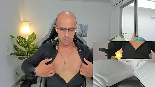 Snapshot of ryan_master_ chatting on 12/19/24, 04:24 ryan master online show from 12/19/24, 04:24