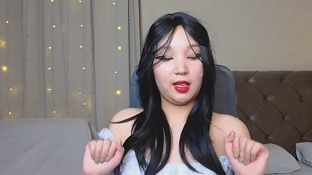 Snapshot of Milla_Aheo chatting on 02/02/25, 04:54 Milla Aheo online show from 02/02/25, 04:54