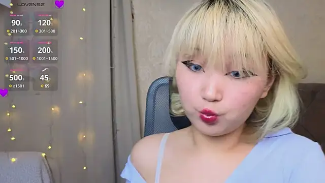 Snapshot of Milla_Aheo chatting on 02/16/25, 04:42 Milla Aheo online show from 02/16/25, 04:42