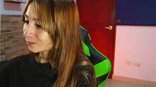 Snapshot of Michell_Wallker chatting on 03/19/26, 10:47 Michell Wallker online show from 03/19/26, 10:47