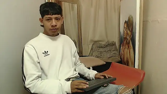 Snapshot of mr_stiven_ chatting on 11/17/25, 02:17 mr stiven online show from 11/17/25, 02:17