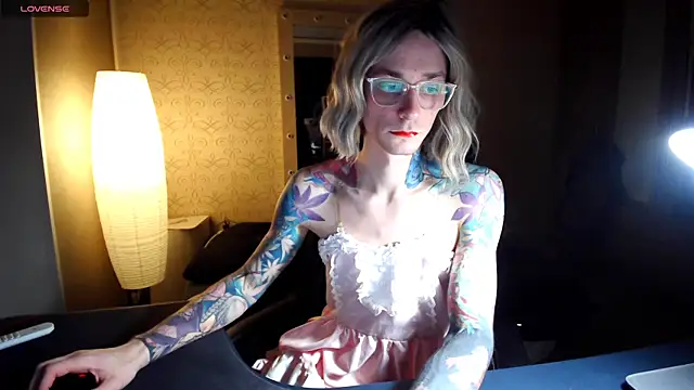 Julia dolls online show from 11/21/25, 06:17