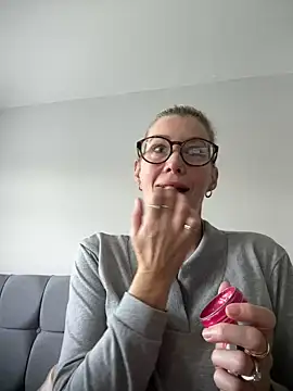 Snapshot of Englishhotwife4u chatting on 12/14/24, 10:56 Englishhotwife4u online show from 12/14/24, 10:56