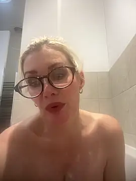 Snapshot of Englishhotwife4u chatting on 12/21/24, 03:09 Englishhotwife4u online show from 12/21/24, 03:09