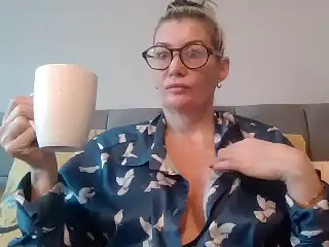 Snapshot of Englishhotwife4u chatting on 12/22/24, 08:49 Englishhotwife4u online show from 12/22/24, 08:49