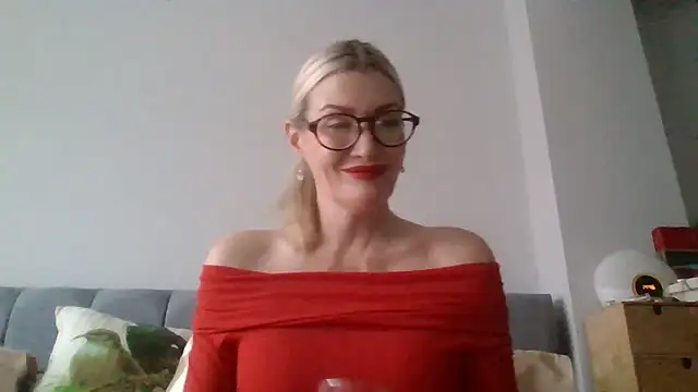 Snapshot of Englishhotwife4u chatting on 12/23/24, 02:50 Englishhotwife4u online show from 12/23/24, 02:50