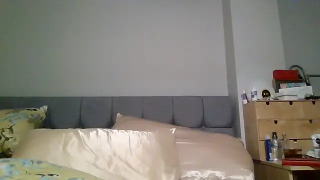 Snapshot of Englishhotwife4u chatting on 12/27/24, 09:32 Englishhotwife4u online show from 12/27/24, 09:32