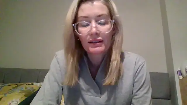 Snapshot of Englishhotwife4u chatting on 12/28/24, 09:09 Englishhotwife4u online show from 12/28/24, 09:09