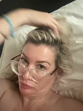 Snapshot of Englishhotwife4u chatting on 12/31/24, 05:11 Englishhotwife4u online show from 12/31/24, 05:11