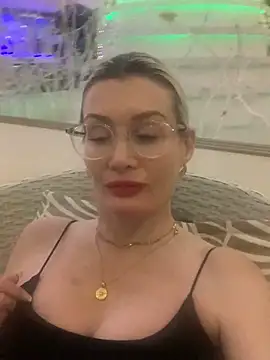 Snapshot of Englishhotwife4u chatting on 01/01/25, 06:16 Englishhotwife4u online show from 01/01/25, 06:16