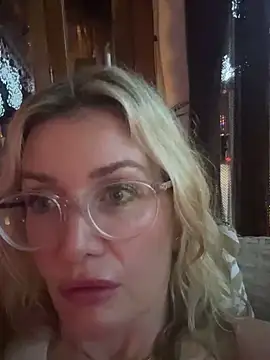 Snapshot of Englishhotwife4u chatting on 01/03/25, 05:42 Englishhotwife4u online show from 01/03/25, 05:42