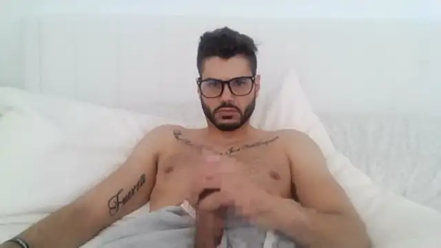 Snapshot of Strokeking4u chatting on 12/19/25, 08:05 Strokeking4u online show from 12/19/25, 08:05