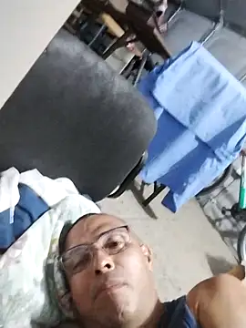 Snapshot of Alex011277 chatting on 10/28/25, 01:20 Alex011277 online show from 10/28/25, 01:20