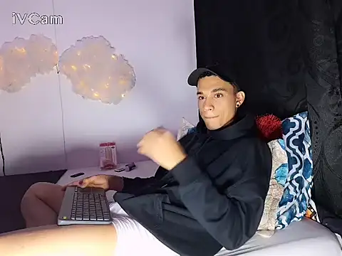 Snapshot of _peter_roy_ chatting on 12/24/24, 08:22  peter roy  online show from 12/24/24, 08:22